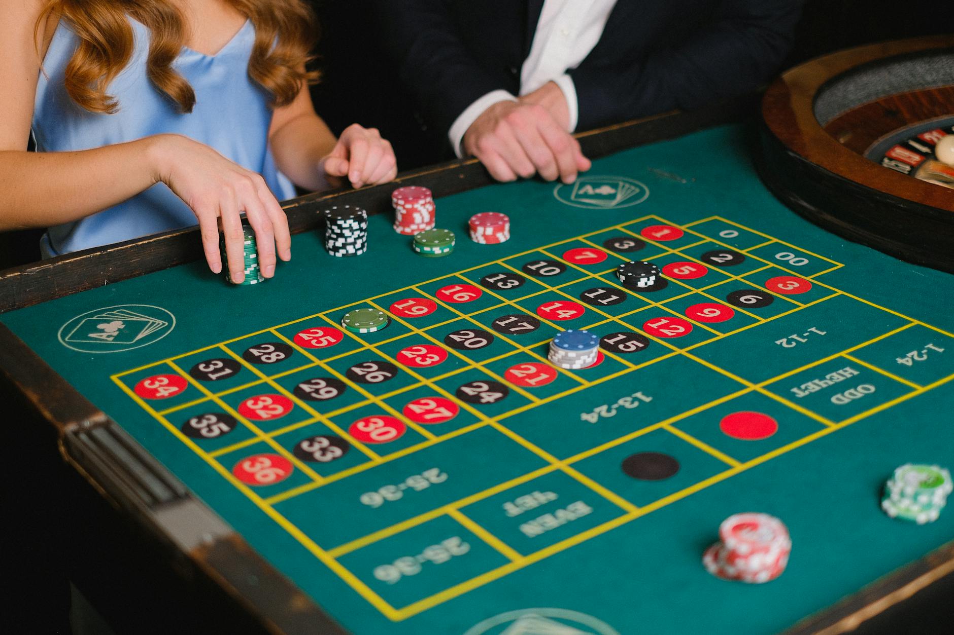 Bàn roulette châu Âu với các ô số và chip đặt cược rõ ràng