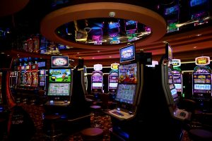 Người chơi quan sát giao diện game nổ hũ trước khi bắt đầu phiên quay