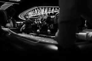 Người dùng truy cập casino trên điện thoại với giao diện tối ưu cho di động