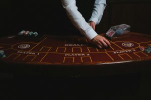 Dealer đang điều hành bàn Baccarat trực tiếp trong studio chuyên nghiệp