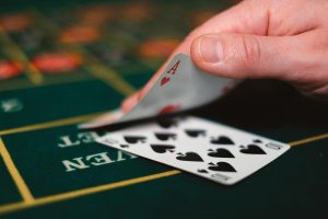Người dùng trải nghiệm game casino trực tuyến trên điện thoại với giao diện rõ ràng