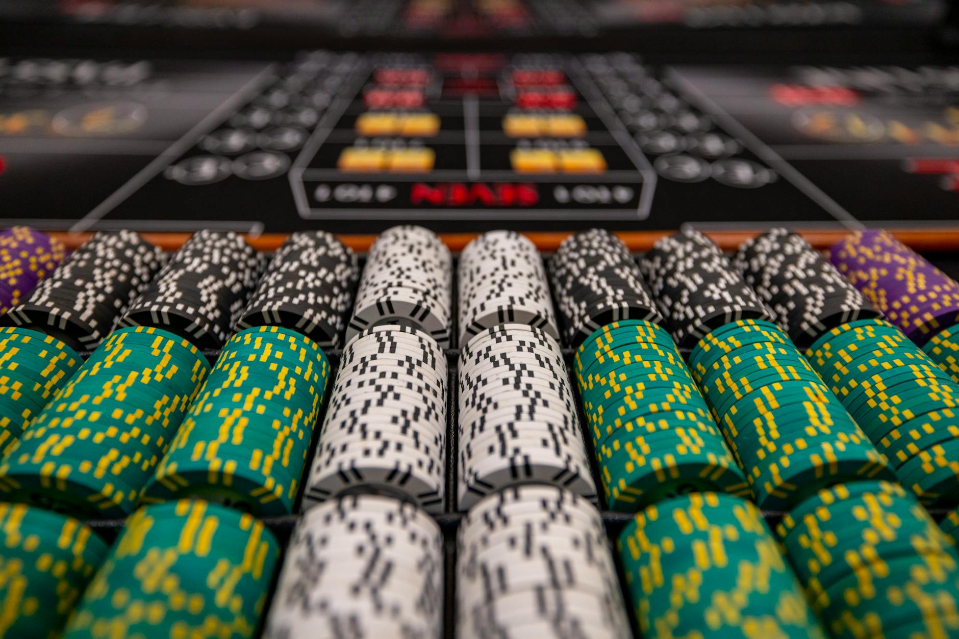 Chip casino đặt cạnh sổ ghi chép quản lý vốn