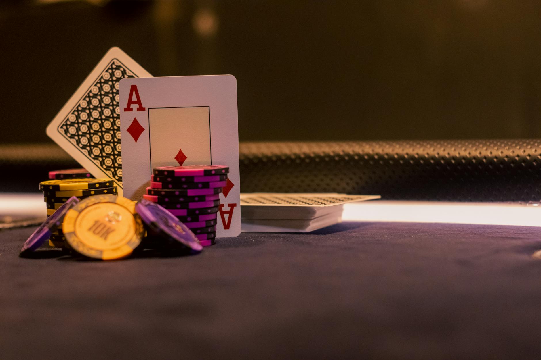Bàn blackjack với các lá bài và chip cược được sắp gọn gàng