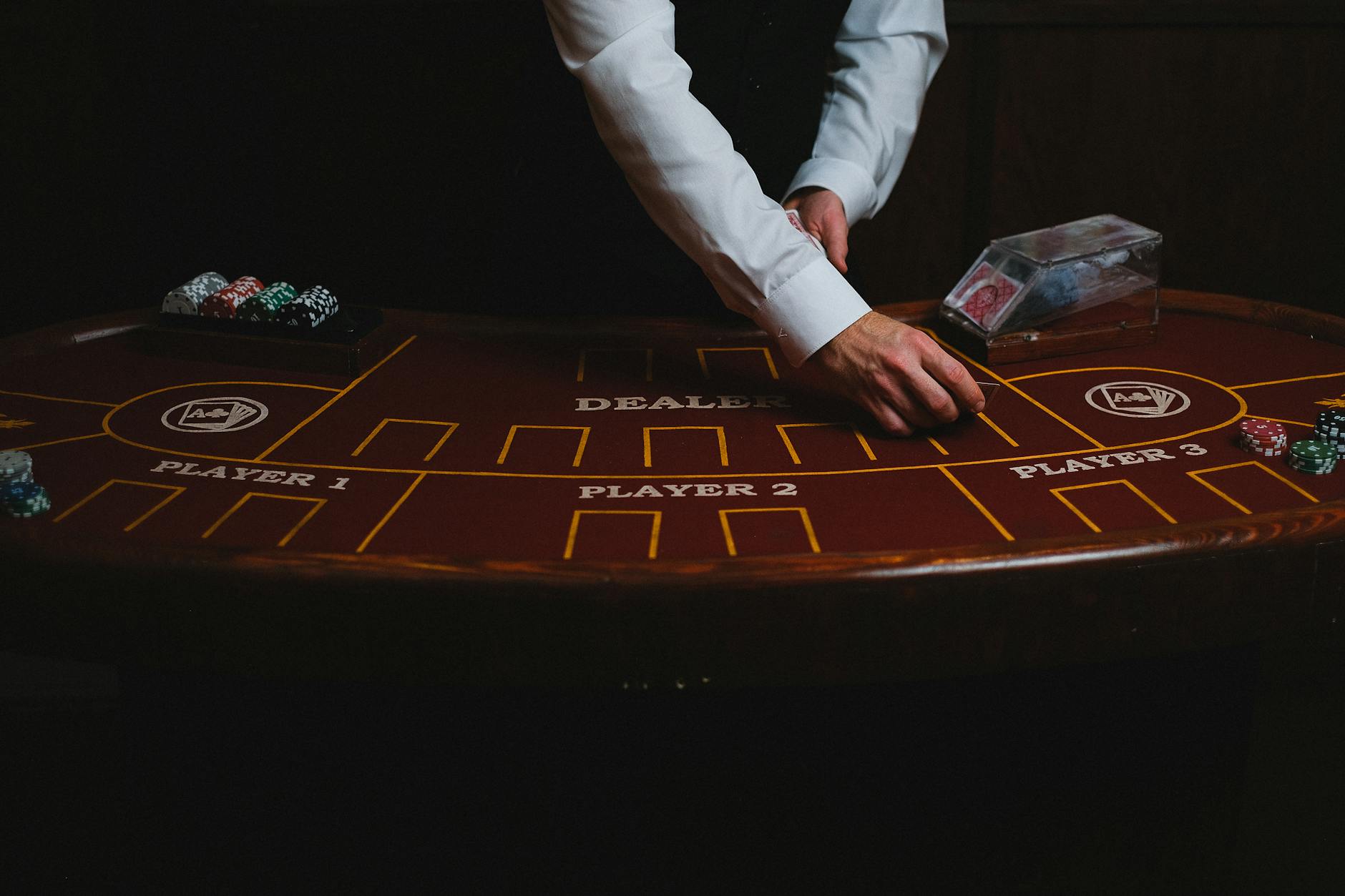 Bàn live casino với dealer đang chia bài