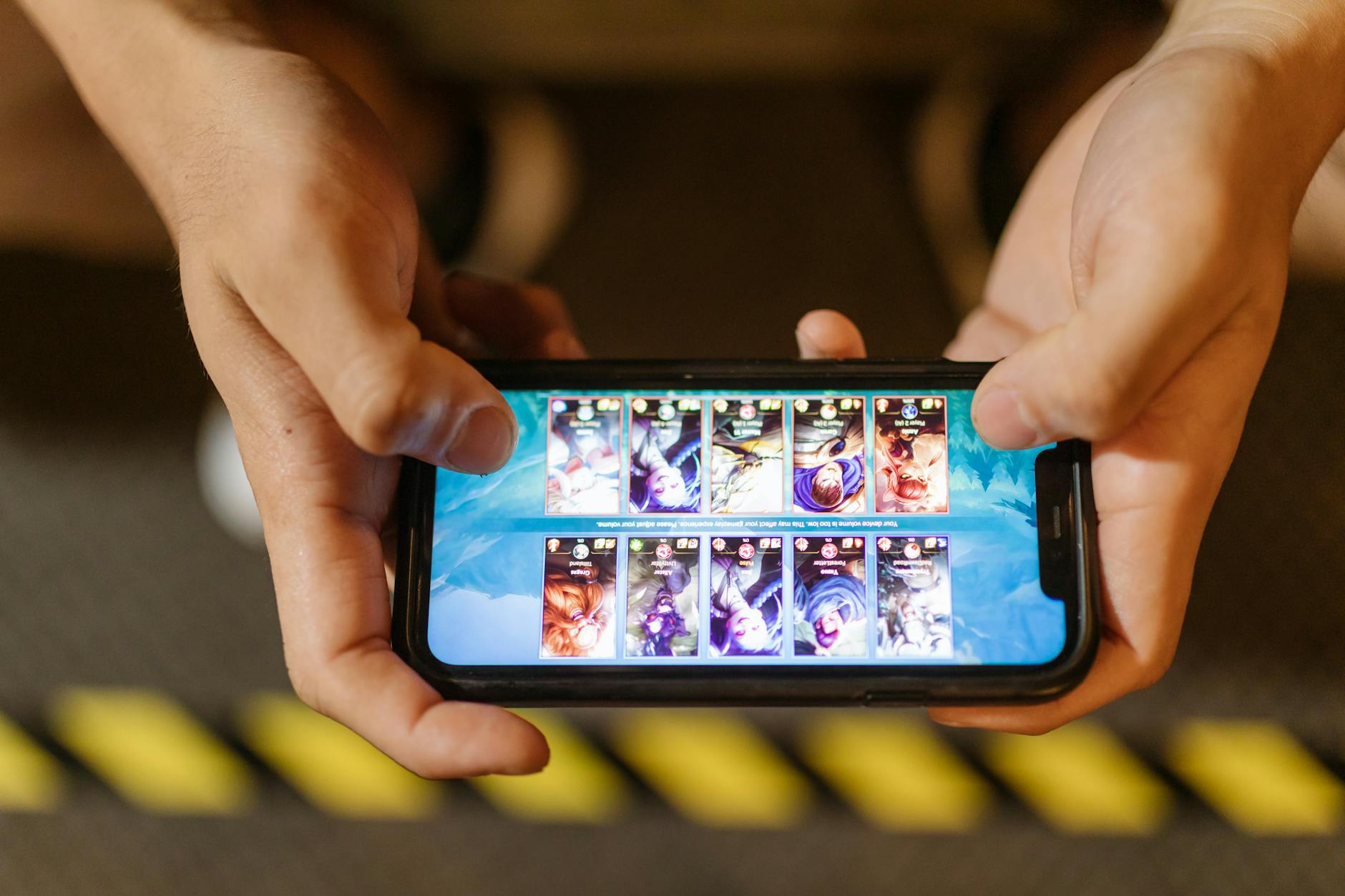 Cận cảnh thao tác cảm ứng trên game mobile với giao diện rõ ràng